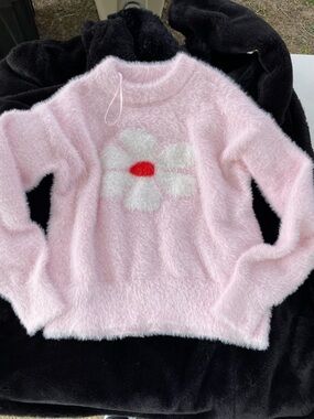 Hooked Up by IOT Pale Pink Fuzzy Crewneck with White Flower and Red Center